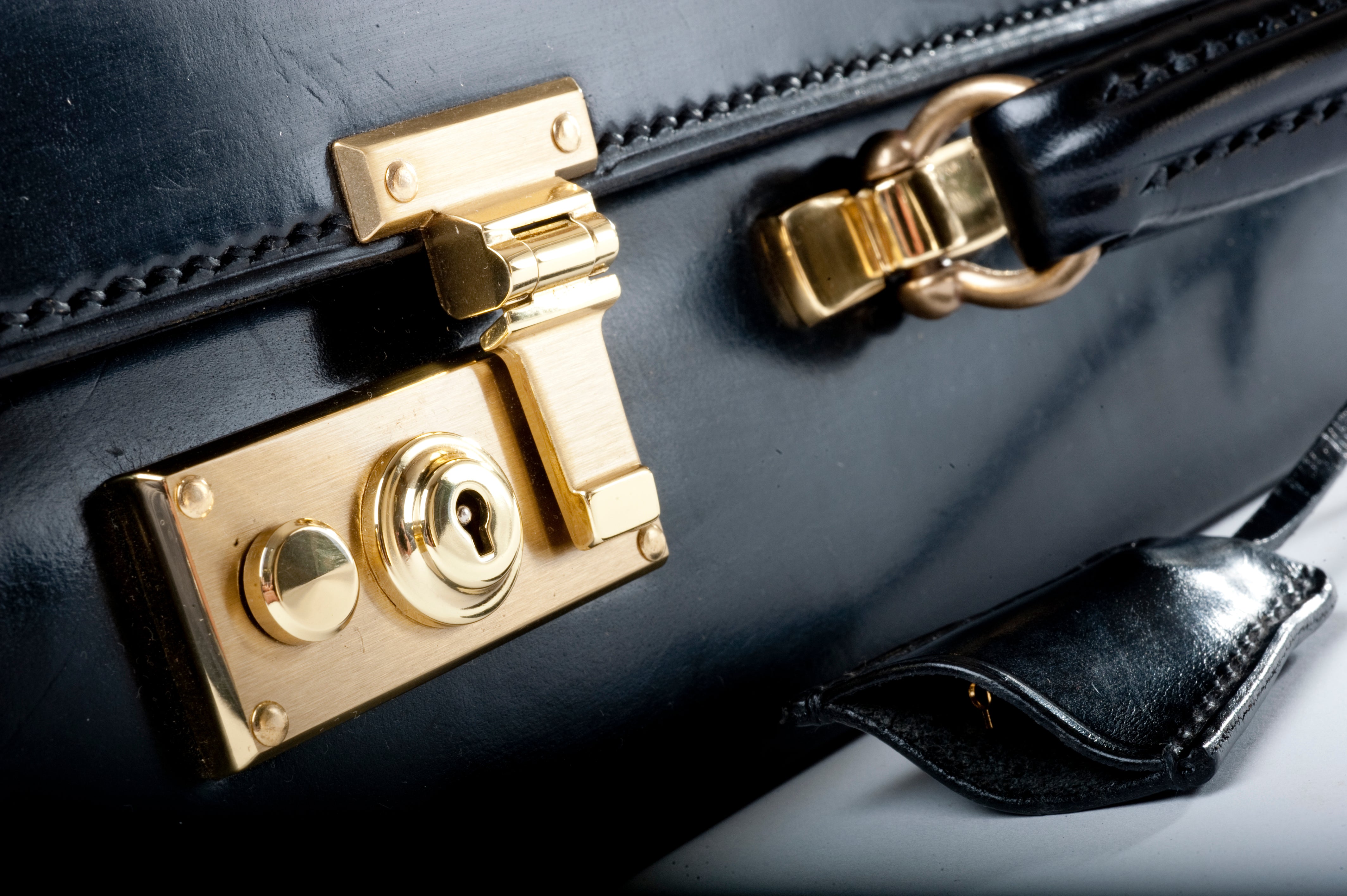 Lid-Over Attaché Case